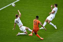 开云平台-欧洲杯预选赛中的激烈比拼引起热议