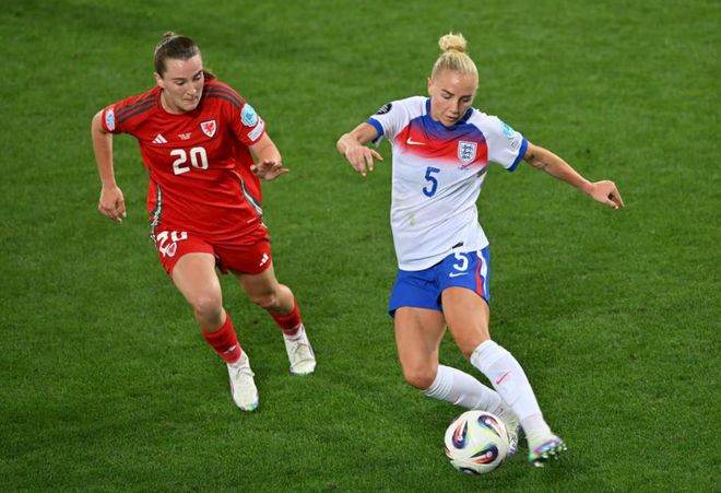 荷兰女足队经过激烈比拼，成功晋级