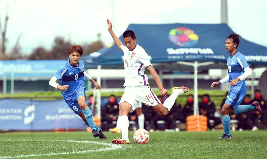 球员在足球比赛中展现技术实力