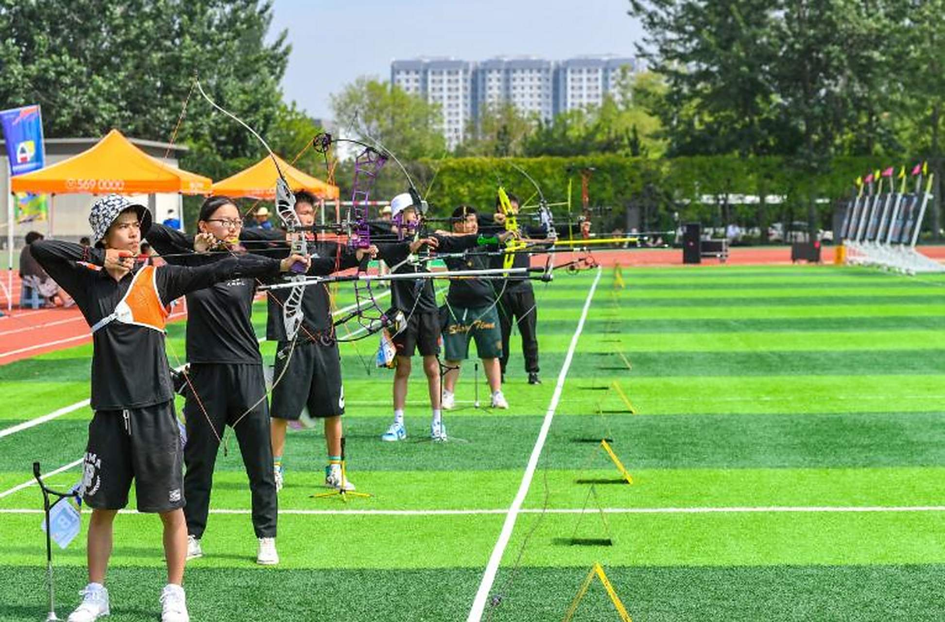 包含射箭比赛实况报道：射手姿态扎实赢得掌声的词条