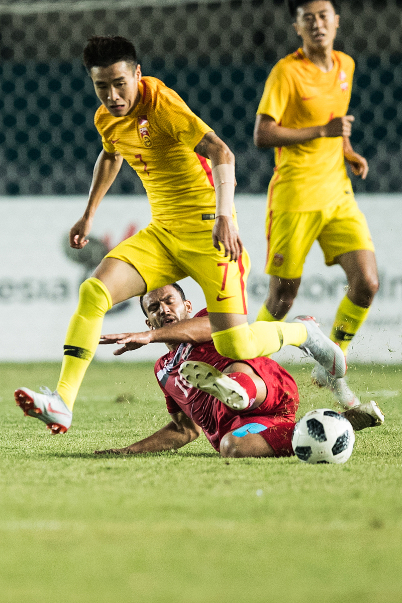 足球赛事精彩非凡,球员全力以赴奋勇争胜 足球赛事精彩非凡,球员全力以赴奋勇争胜