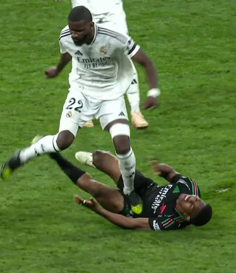 包含皇马碾压巴西，孔德惊艳四座的词条